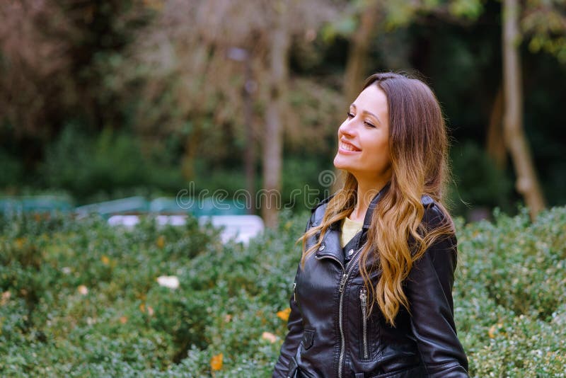 Fêmea nova atrativa que sorri charmingly fotografia de stock