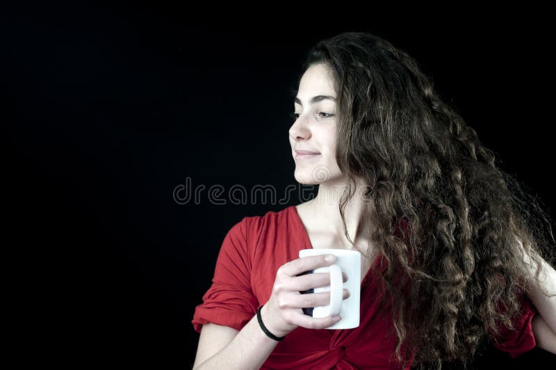Fêmea nova que prende um copo de café imagens de stock royalty free Fêmea nova que prende um copo de café imagens de stock royalty free
