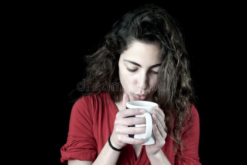 Fêmea nova que prende um copo de café foto de stock Fêmea nova que prende um copo de café foto de stock