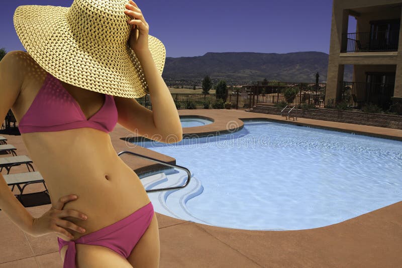 Fêmea Shapely nova do Poolside no biquini foto de stock royalty free Fêmea Shapely nova do Poolside no biquini foto de stock royalty free