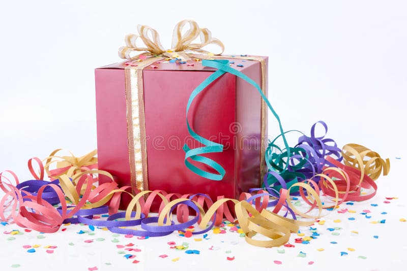 Fête d'anniversaire avec un boîte-cadeau rouge, un arc d'or photos libres de droits Fête d'anniversaire avec un boîte-cadeau rouge, un arc d'or photos libres de droits