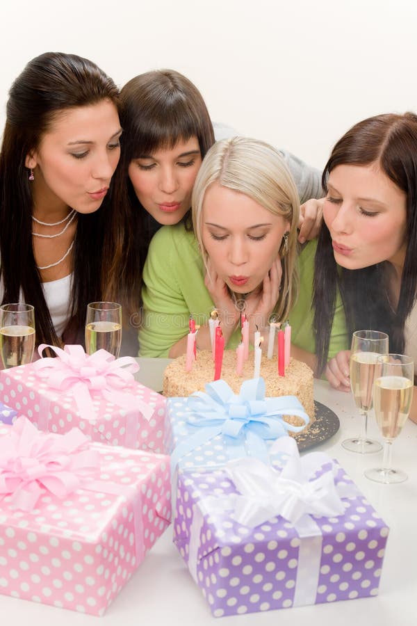 Fête d'anniversaire - bougie de soufflement de femme sur le gâteau image libre de droits Fête d'anniversaire - bougie de soufflement de femme sur le gâteau image libre de droits