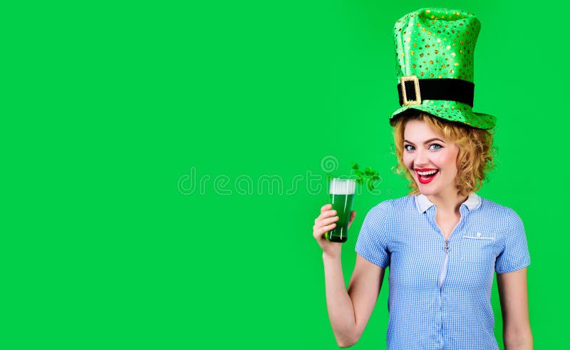 Fête des pubs de la fête de Patricks Day. Bonne femme blonde dans le chapeau supérieur en buvant de la bière verte. Tradition irla photos libres de droits
