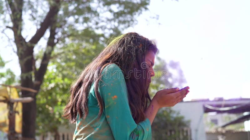 Fête du holi festival day images colorées d'un groupe d'enfants joyeux jouant holi banque de vidéos