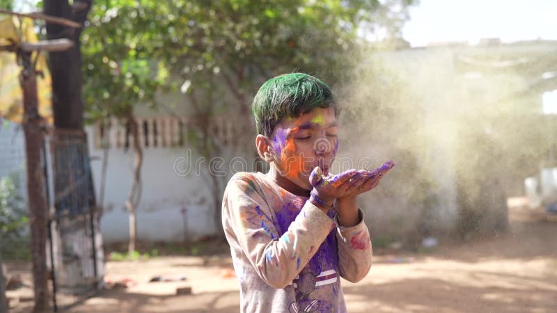 Fête du holi festival day images colorées d'un groupe d'enfants joyeux jouant holi clips vidéos