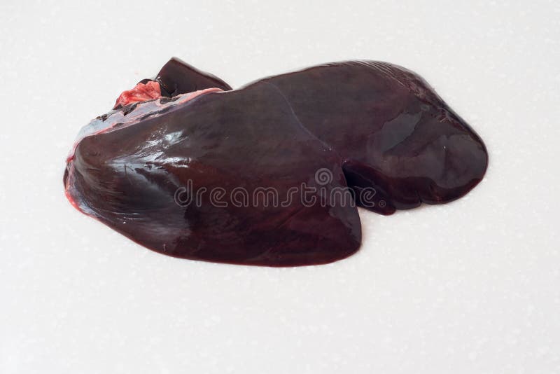 Fígado cru da carne isolado no fundo branco foto de stock Fígado cru da carne isolado no fundo branco foto de stock