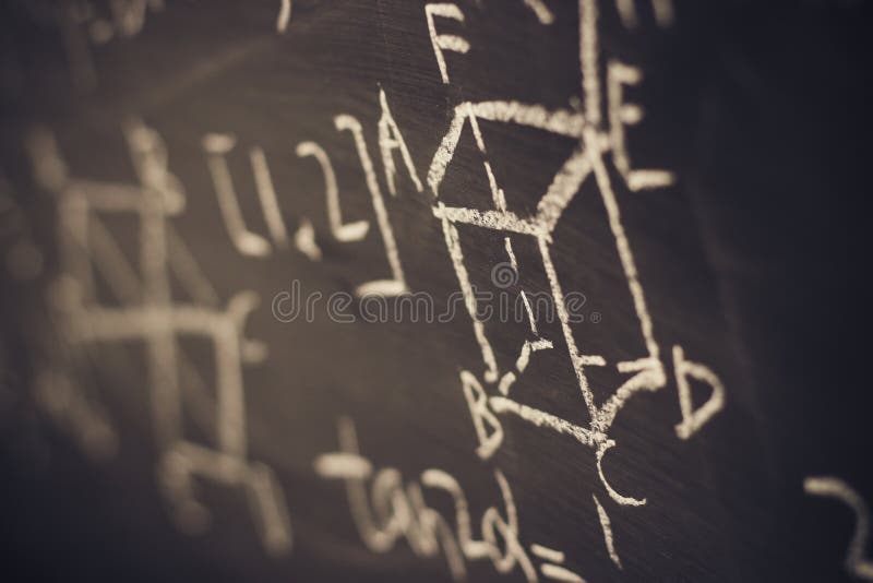 Fórmulas das matemáticas no fundo do quadro