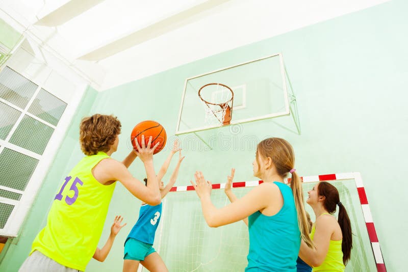 Fósforo de basquetebol com as meninas que defendem contra o menino imagem de stock Fósforo de basquetebol com as meninas que defendem contra o menino imagem de stock