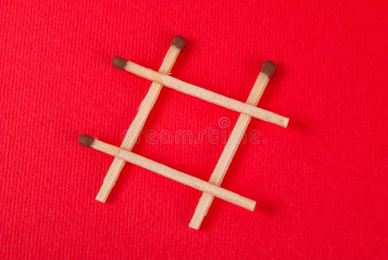 Fósforos sob a forma da mistura no fundo vermelho imagens de stock Fósforos sob a forma da mistura no fundo vermelho imagens de stock