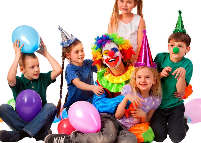 Födelsedagclown som spelar barn För partihatt för unge bärande ballonger för håll arkivfoton Födelsedagclown som spelar barn För partihatt för unge bärande ballonger för håll arkivfoton