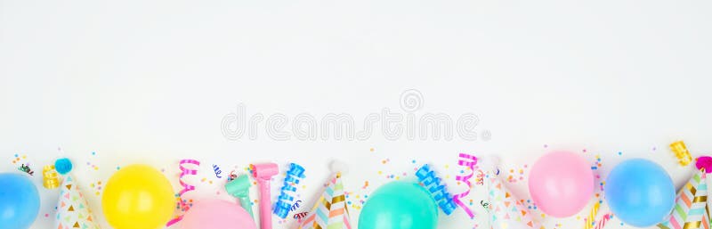 Födelsedagspartisbanderoll med nedre kant på en vit bakgrund med ballonspartishattar som strömmar och konetti