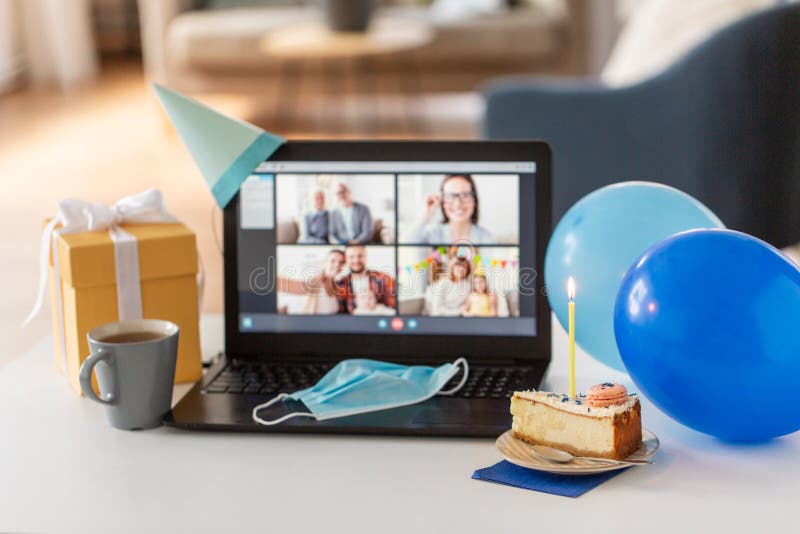 Födelsedagstårta och bärbar dator med videosamtal på skärmen royaltyfria bilder