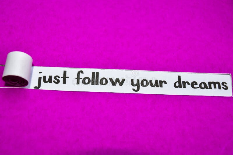 Följ precis dina drömmar smsar, inspiration, motivationen och affärsidéen på purpurfärgat sönderrivet papper royaltyfria bilder Följ precis dina drömmar smsar, inspiration, motivationen och affärsidéen på purpurfärgat sönderrivet papper royaltyfria bilder