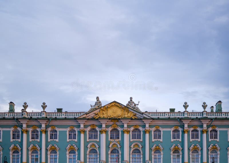 Fönster och statyer som gränsar till vintern palats från dvortsovayas avrinningsområde. royaltyfria bilder Fönster och statyer som gränsar till vintern palats från dvortsovayas avrinningsområde. royaltyfria bilder