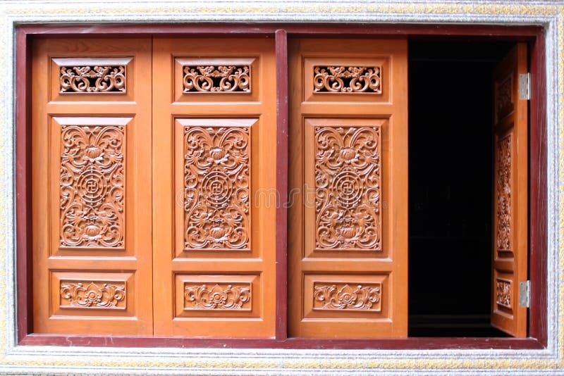 Fönsterträ som snidas av huset, kinesisk stil i Thailand arkivbild Fönsterträ som snidas av huset, kinesisk stil i Thailand arkivbild