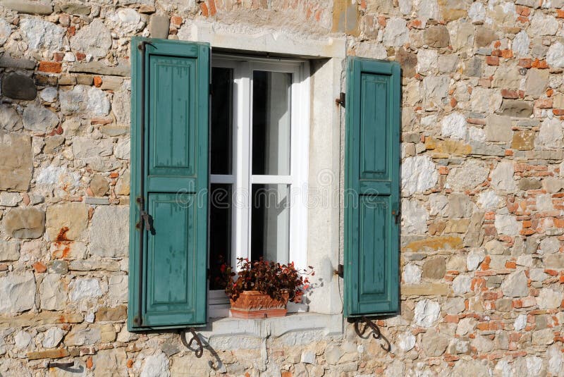 Fönstret med gräsplan stänger med fönsterluckor