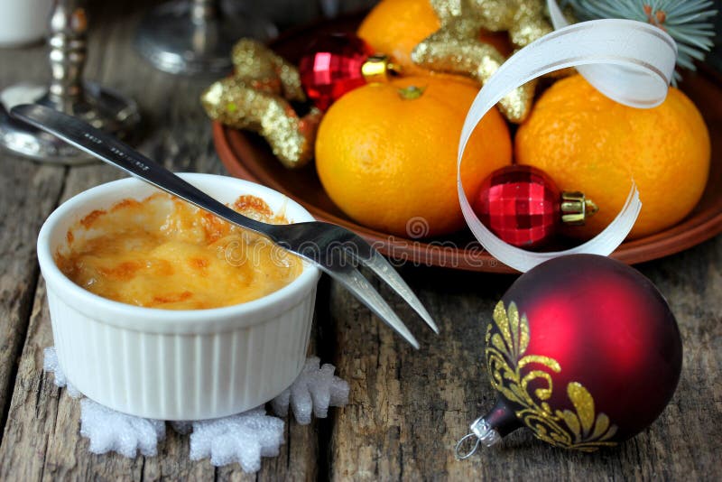 För aptitretareost för jul varm julienne för champinjon för höna i coco arkivbilder