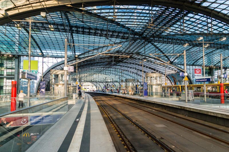 Berlin Tyskland - Augusti 18, 2018: För Berlin Hauptbahnhof för sikt inre byggnad station
