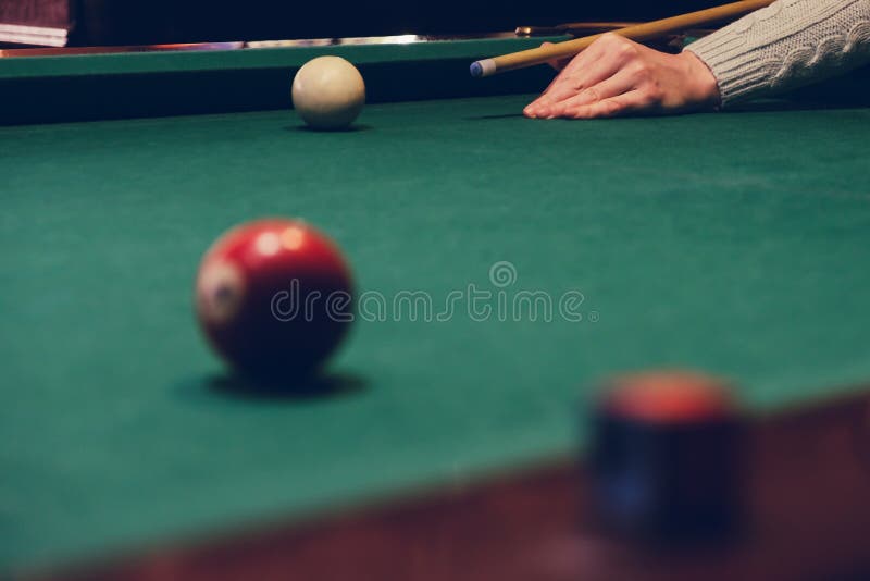 För billiardpinne för hand som hållande stickreplik är klar till skottbollen royaltyfri foto För billiardpinne för hand som hållande stickreplik är klar till skottbollen royaltyfri foto