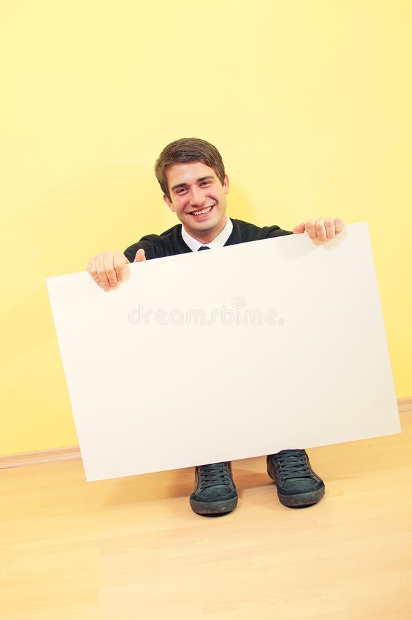 för blank sittande barn holdingman för affischtavla royaltyfria bilder för blank sittande barn holdingman för affischtavla royaltyfria bilder