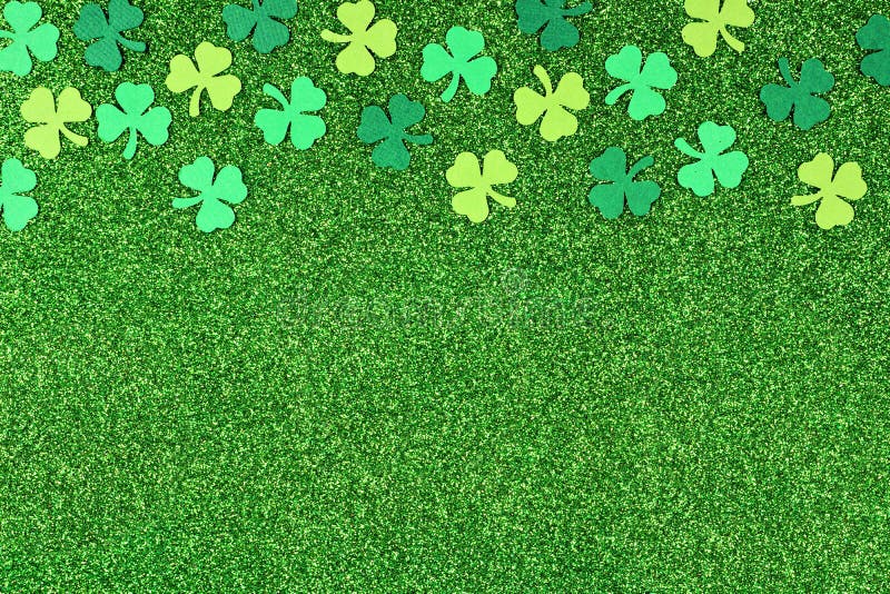 För dagöverkant för St Patricks gräns av treklöverer över glittery grön bakgrund royaltyfri fotografi För dagöverkant för St Patricks gräns av treklöverer över glittery grön bakgrund royaltyfri fotografi