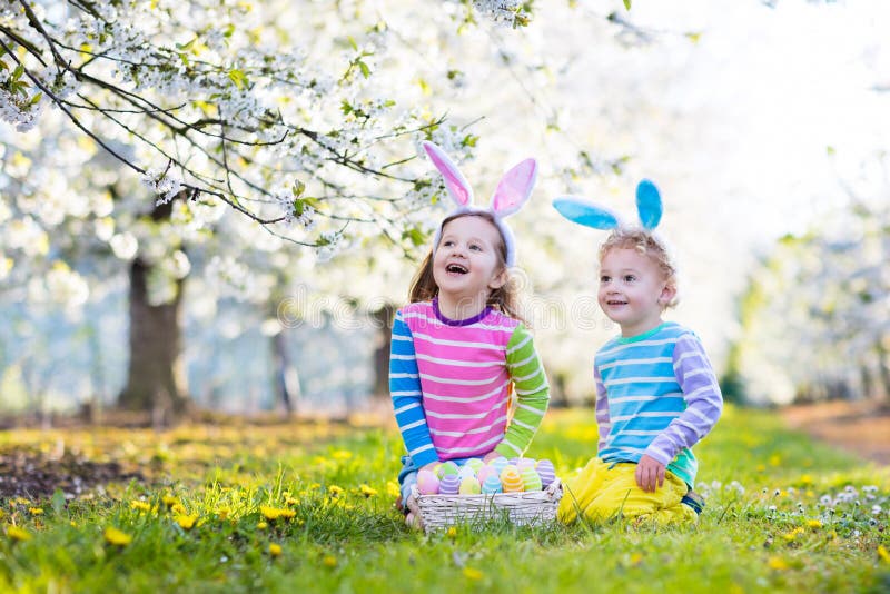 för det easter för bakgrundspojken isolerade den gullig jakten för gräs för ägg ägget ny dolde green sökande av white Ungar med k royaltyfri fotografi för det easter för bakgrundspojken isolerade den gullig jakten för gräs för ägg ägget ny dolde green sökande av white Ungar med k royaltyfri fotografi