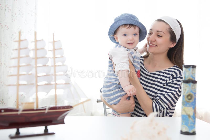 För dublin för bilstadsbegrepp litet lopp översikt Lycklig sjömanunge och mamma som inomhus spelar royaltyfria bilder