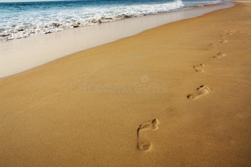 för effektfotspår för strand skvalpade härliga fotsteg sandiga windblown uppvisningstrails för sanden