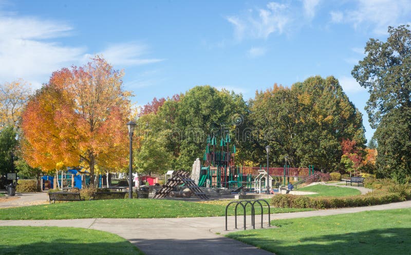By för flodlekupptäckt, en lekplats för barn` som s är längst ner av Skinner Butte Park i Eugene, Oregon