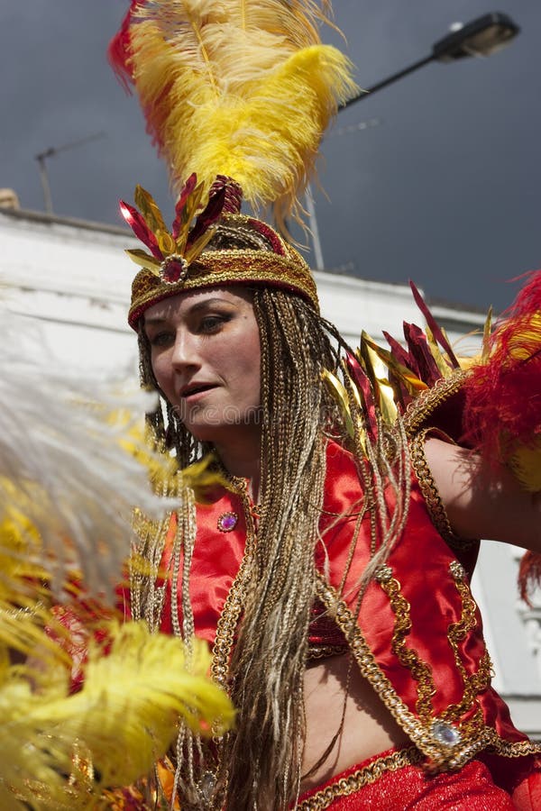 För färgrik notting kvinnor klänningkull för karneval