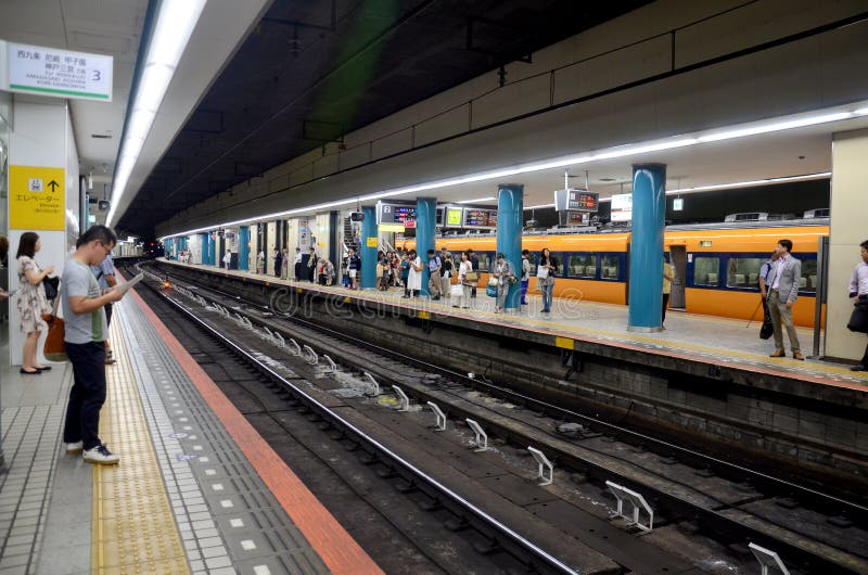 För gångtunneldrev för folk väntande Kintetsu Nara station arkivbild För gångtunneldrev för folk väntande Kintetsu Nara station arkivbild