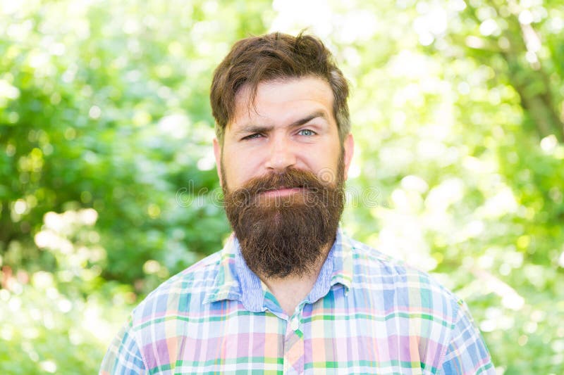 För hipstergräsplan för man skäggig bakgrund för träd Grabben kopplar av i sommarnatur ecolivsstil Förenat med miljön stiligt arkivbilder För hipstergräsplan för man skäggig bakgrund för träd Grabben kopplar av i sommarnatur ecolivsstil Förenat med miljön stiligt arkivbilder
