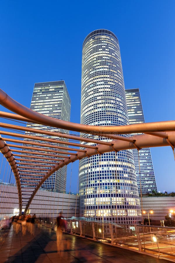 För horisontIsrael för telefon Aviv Azrieli Center arkitektur för stående format för skyskrapor för stad för natt blå timme moder fotografering för bildbyråer För horisontIsrael för telefon Aviv Azrieli Center arkitektur för stående format för skyskrapor för stad för natt blå timme moder fotografering för bildbyråer