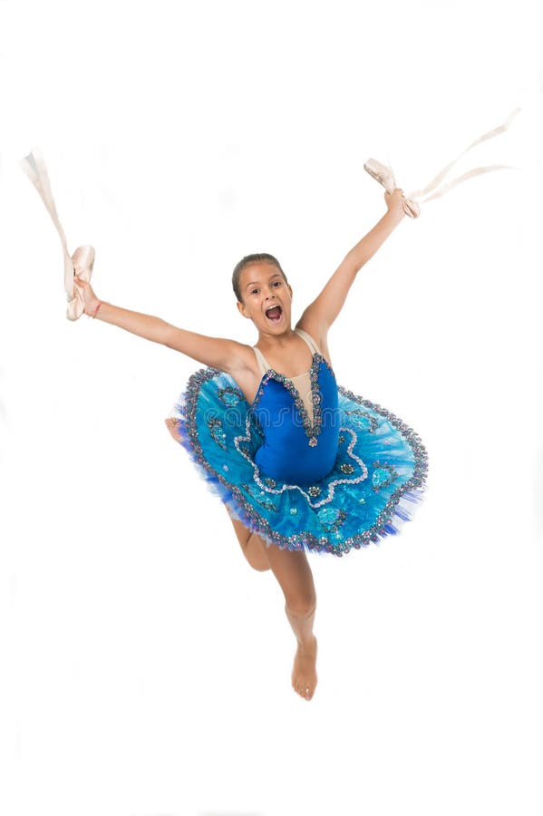 För hållbalett för barn lycklig ballerina för viktigt attribut för skor utmärkt Flickaballerina rymmer pointeskor i handvit royaltyfria foton För hållbalett för barn lycklig ballerina för viktigt attribut för skor utmärkt Flickaballerina rymmer pointeskor i handvit royaltyfria foton
