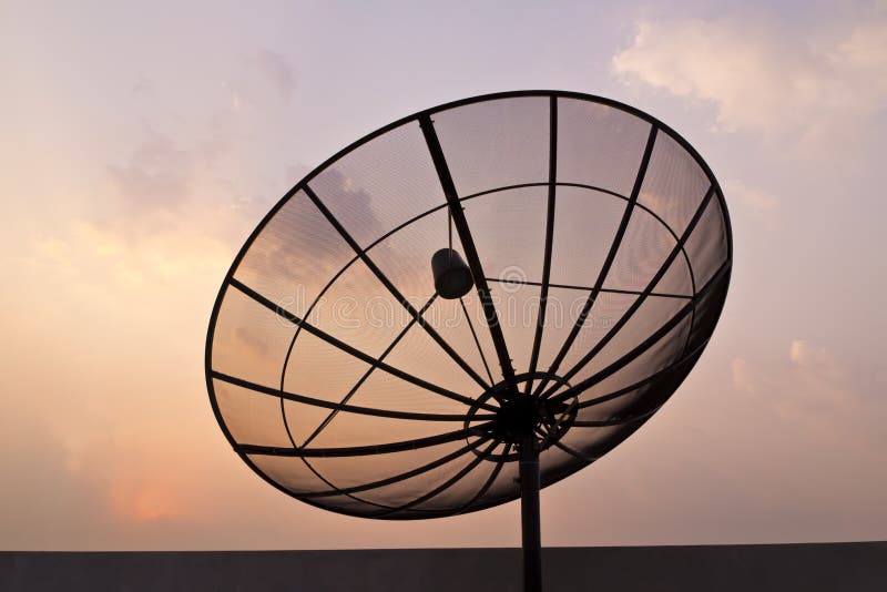 för kommunikationsmaträtt för antenn svart satellit royaltyfri bild för kommunikationsmaträtt för antenn svart satellit royaltyfri bild