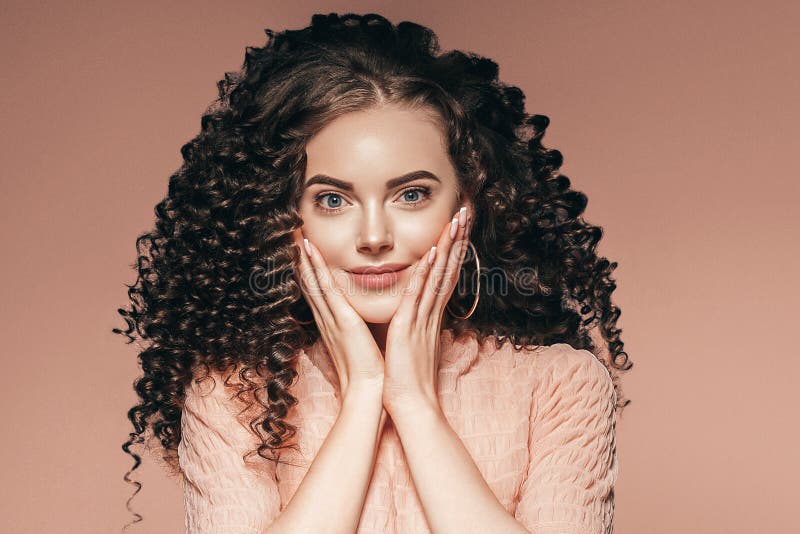 För kvinnafrisyr för lockigt hår dam med långt brunetthår royaltyfri bild