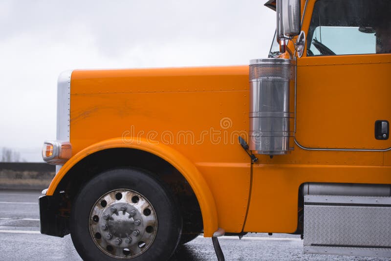 För lastbiltraktor för stor klassisk orange rigg halv spring på vägen in royaltyfria foton För lastbiltraktor för stor klassisk orange rigg halv spring på vägen in royaltyfria foton