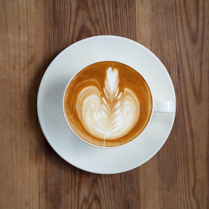 För lattekonst för bästa sikt kaffe på wood bakgrund royaltyfri bild