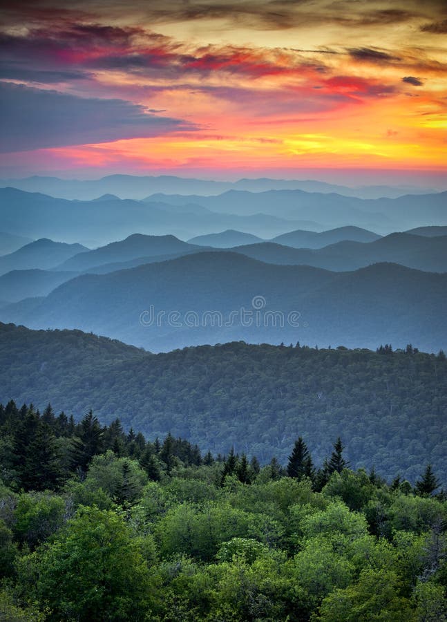 för liggandegångallé för appalachians scenisk blå kant royaltyfria bilder för liggandegångallé för appalachians scenisk blå kant royaltyfria bilder