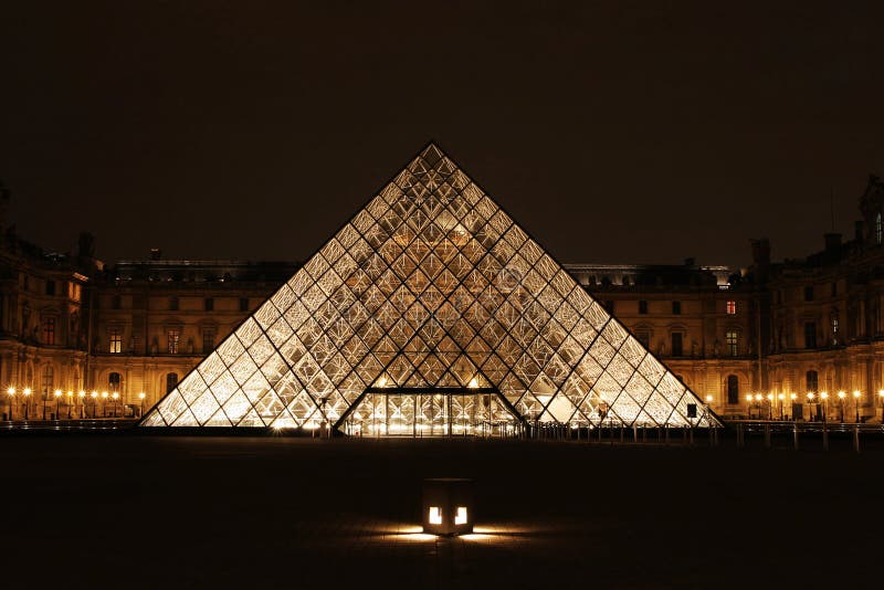 för luftventilmuseum för du france paris för natt sikt arkivbild för luftventilmuseum för du france paris för natt sikt arkivbild