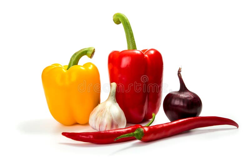 För lök, grön och röd spansk pepparchili för vitlök som, isoleras på vit arkivbild För lök, grön och röd spansk pepparchili för vitlök som, isoleras på vit arkivbild