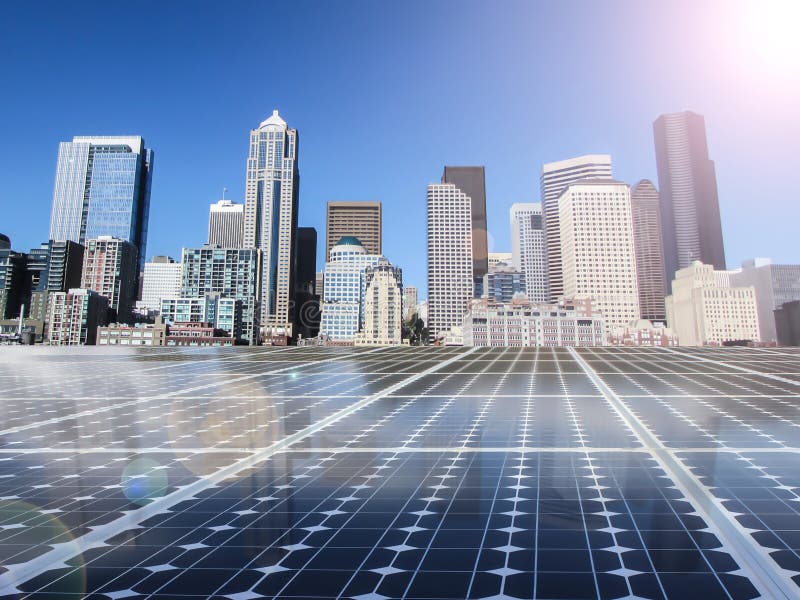 För maktenergi för sol- cell raster i stadsbakgrund