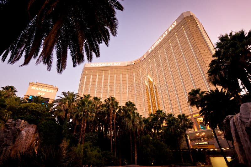 för mandalay för fjärdhotelllas vegas natt sikt royaltyfria bilder för mandalay för fjärdhotelllas vegas natt sikt royaltyfria bilder