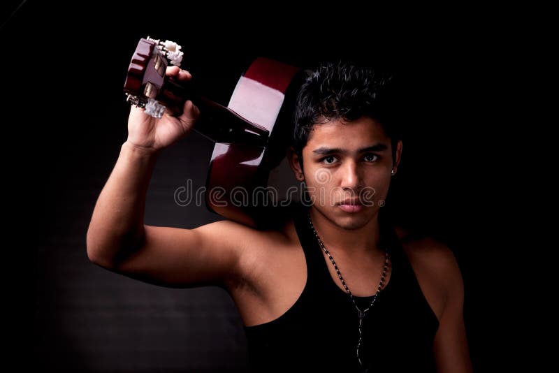 för manmusiker för gitarr sexigt barn för stiligt latinskt spelrum arkivbild för manmusiker för gitarr sexigt barn för stiligt latinskt spelrum arkivbild