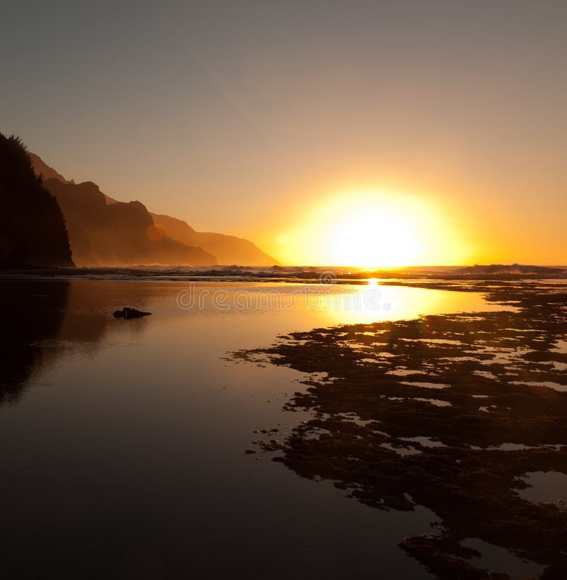 för na-pali för kustlinje dimmig solnedgång arkivfoto för na-pali för kustlinje dimmig solnedgång arkivfoto