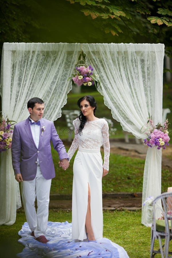 För parinnehav för nygift person lyckliga händer på gången för bröllopceremoni fotografering för bildbyråer För parinnehav för nygift person lyckliga händer på gången för bröllopceremoni fotografering för bildbyråer