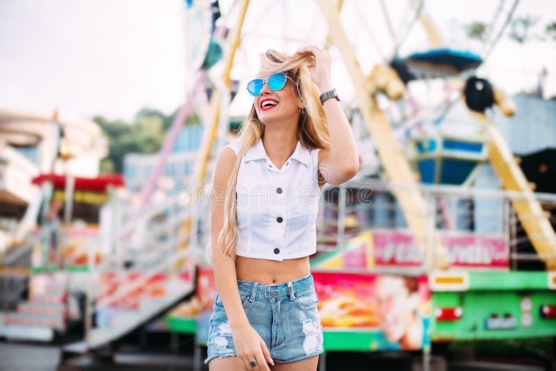 För solglasögonnärbilden för den härliga blonda kvinnan lurar den bärande ståenden av en ung sexig flickahipster i modeet för par arkivfoton För solglasögonnärbilden för den härliga blonda kvinnan lurar den bärande ståenden av en ung sexig flickahipster i modeet för par arkivfoton