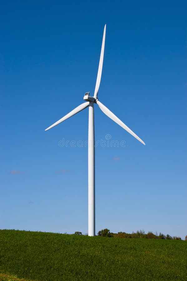 För strömturbin för energi grön modern windmill för wind arkivbild