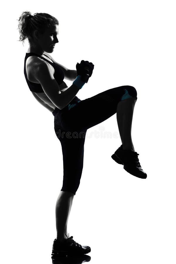 För ställingsboxare för kvinna kickboxing boxning arkivbilder För ställingsboxare för kvinna kickboxing boxning arkivbilder