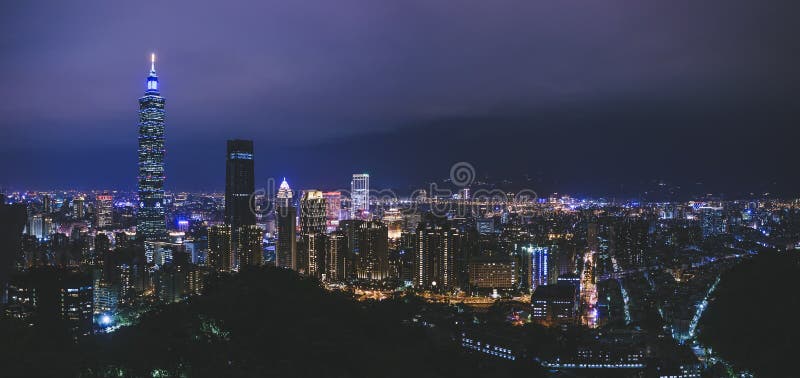 För Taipei för plats för Taipei 101 cityscapenatt Taiwan gränsmärke turism fotografering för bildbyråer